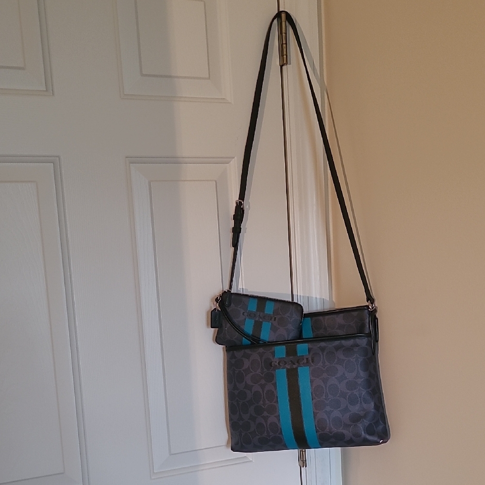 Stylish Blue Women's Coach Cross Body Bag And Matching Wristlet